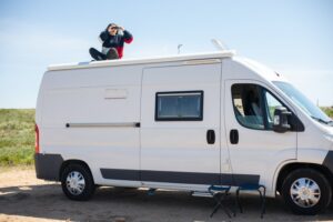 Locação De Minivan x Fretamento: Quais As Vantagens E Desvantagens De Cada Escolha?